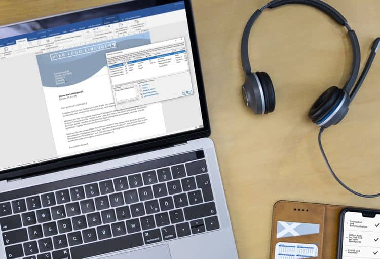 Barrierefreiheit in Word Laptop mit barrierefreiem Word-Dokument und Kopfhörern