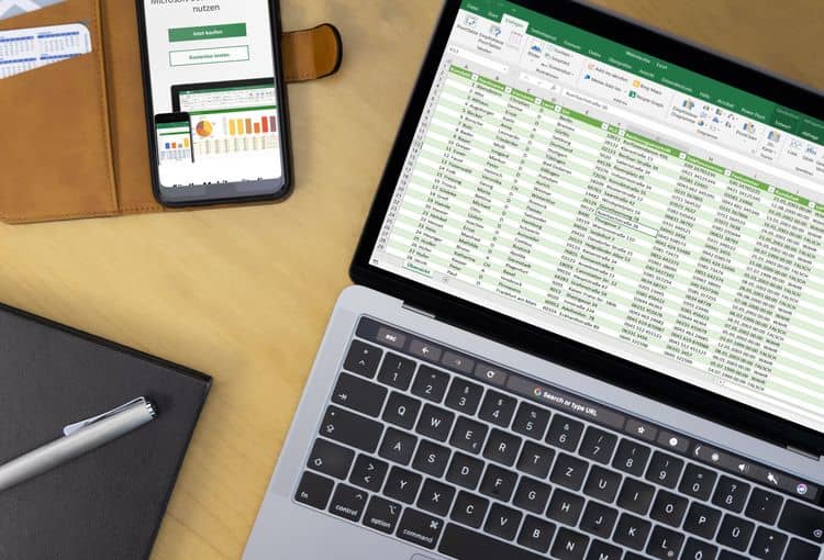 Smartphone und Laptop mit Excel Bildschirm mit Excel-Tabelle und Smartphone