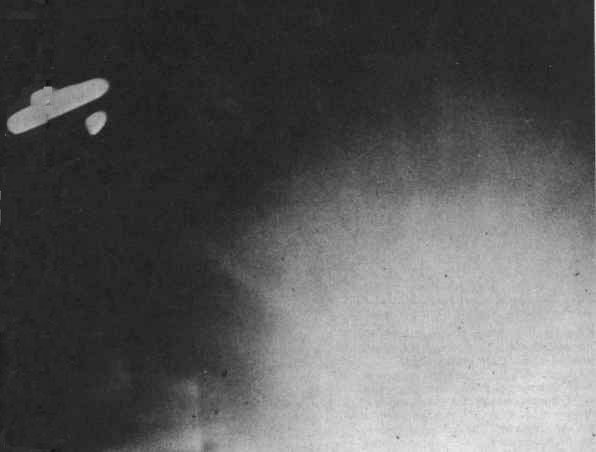 Un "aéronef fantôme" tel qu'il aurait été photographié en 1913 9Clark, Jerome E. & Farish, Lucius: "The                Phantom Airships of 1913", UFO Report de Saga, vol. 1, n° 6, Eté 1974, p. 36.