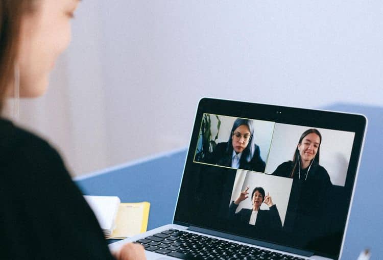 Teilnehmerin während einer Live-Online-Schulung Teilnehmerin vor Laptop in MS-Teams Sitzung während einer Live-Online-Schulung