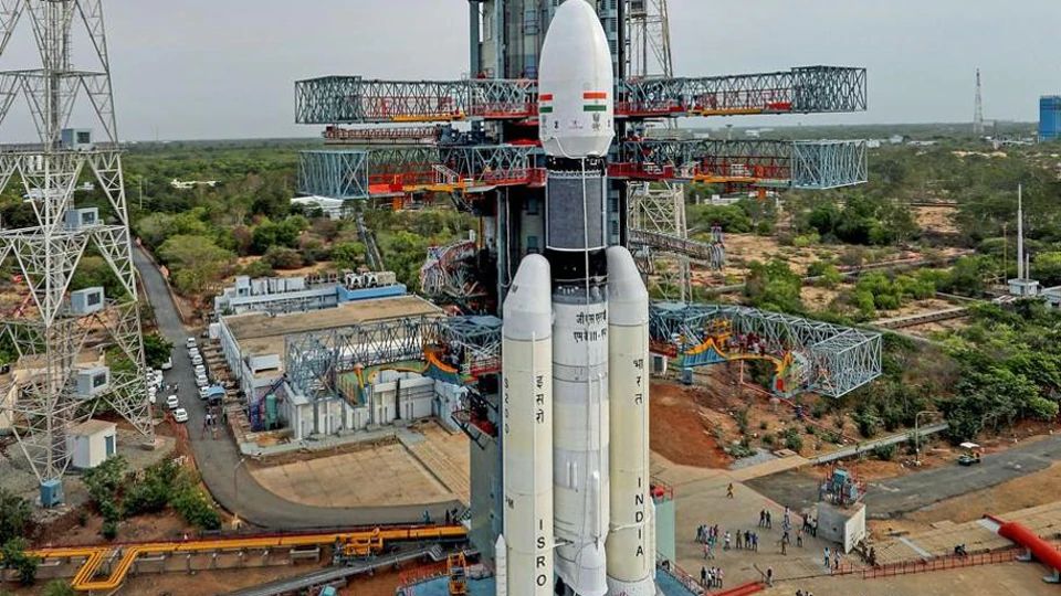 Figure 3: Racheta GSLV Mk.III înainte de lansarea sondei Chandrayaan-2 (sursa foto: ISRO)