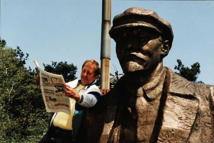 Lew reading a story about his Lenin in a local paper called Slovenský východ Lew Carpenter reads about Lenin