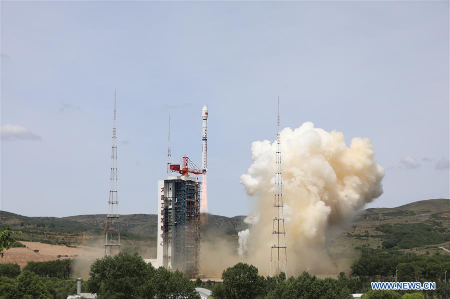 Imaginea 1: Racheta Changzheng-4B, urcând pe orbită satelitul Gaofen, de la centrul spațial Taiyuan (Sursa foto: Xinhua)