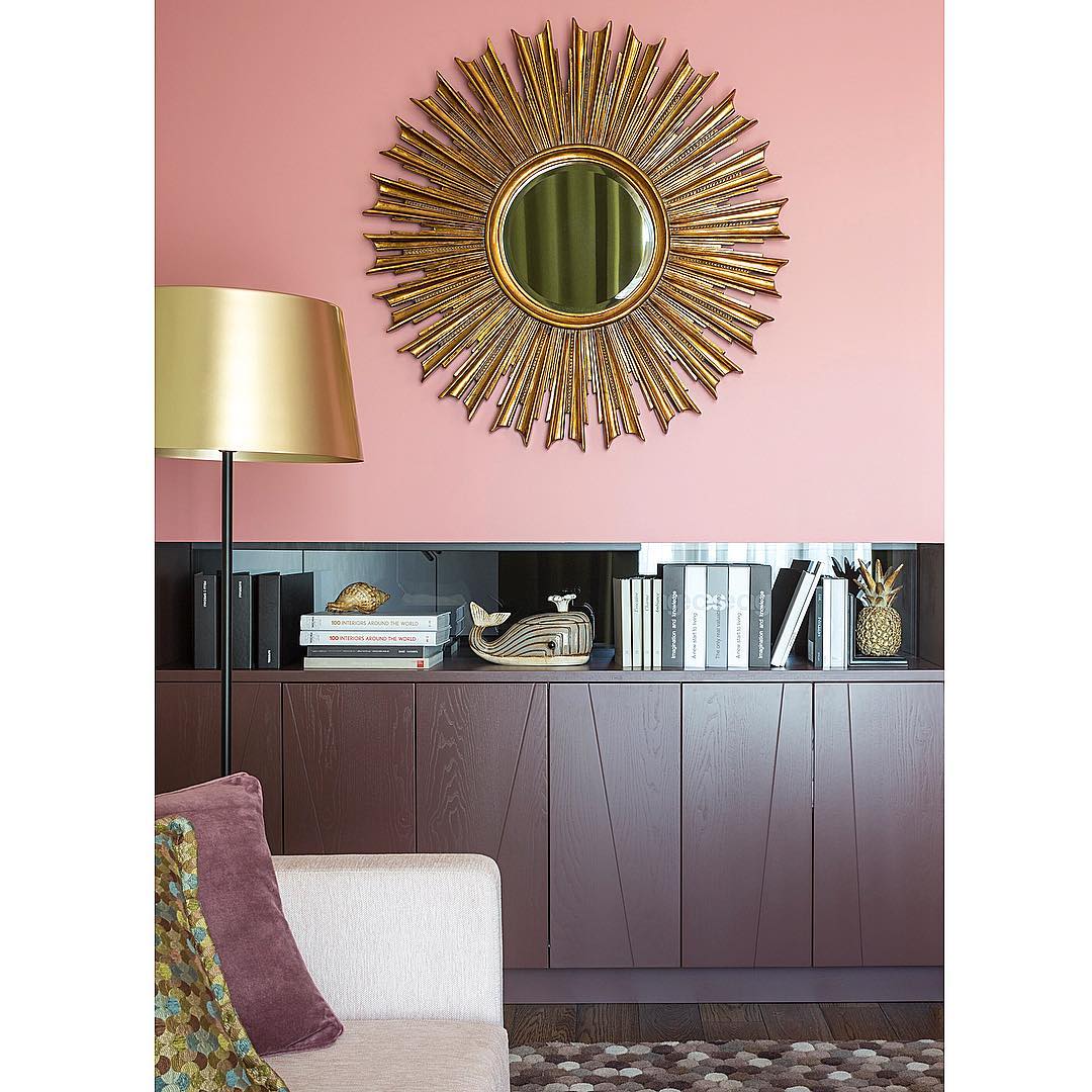 Make Interiors | Мы придумали в гостиной #tropical_holiday65 вставку из стекла, которая дает возможность проникать небольшому потоку света из гостиной в коридор. Образовалась она у нас интересным образом- изначально планировался на этом месте био камин, но еще на этапе проектирования мы его не стали делать, но и отказываться от ниши не хотели ради света в коридоре!😌 Над ней со стороны коридора разместился большой и вместительный шкаф, а со стороны гостиной наоборот- под нишей мы сделали интересный комод на заказ.Таким образом места столько же, как при установке сплошного шкафа, но мы решили этот вопрос и декоративно, и функционально!👍🏻 Фото: @evgeniikulibaba📷 #makeinteriors#interior#design#moscow#decor#mirror#designer#elledecor#elle#colours#wood#floor#living#room#sea
