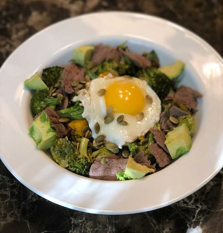 Power Bowl with beef, vegetables and a sunny-side up egg