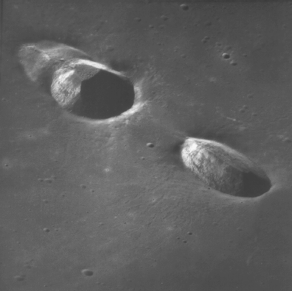 Les cratères Messier A et B photographiés par Apollo 11.        Leur forme a causé une controverse considérable quant à leur formation.