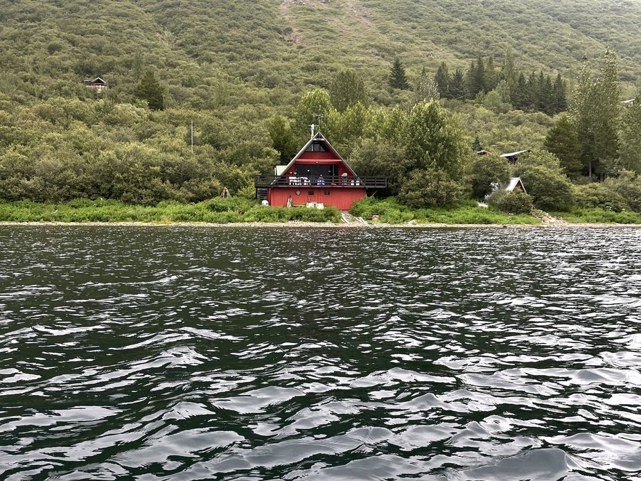 Das Haus vom See Skorradalsvatn aus gesehen