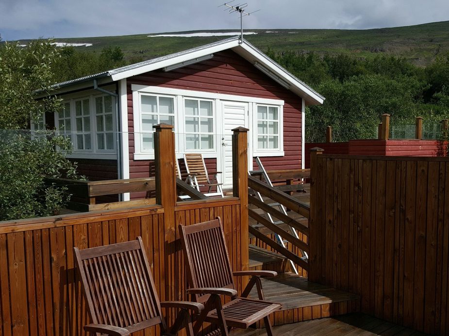 Das Ferienhaus verfügt über eine  weitläufige Terrasse auf zwei Ebenen