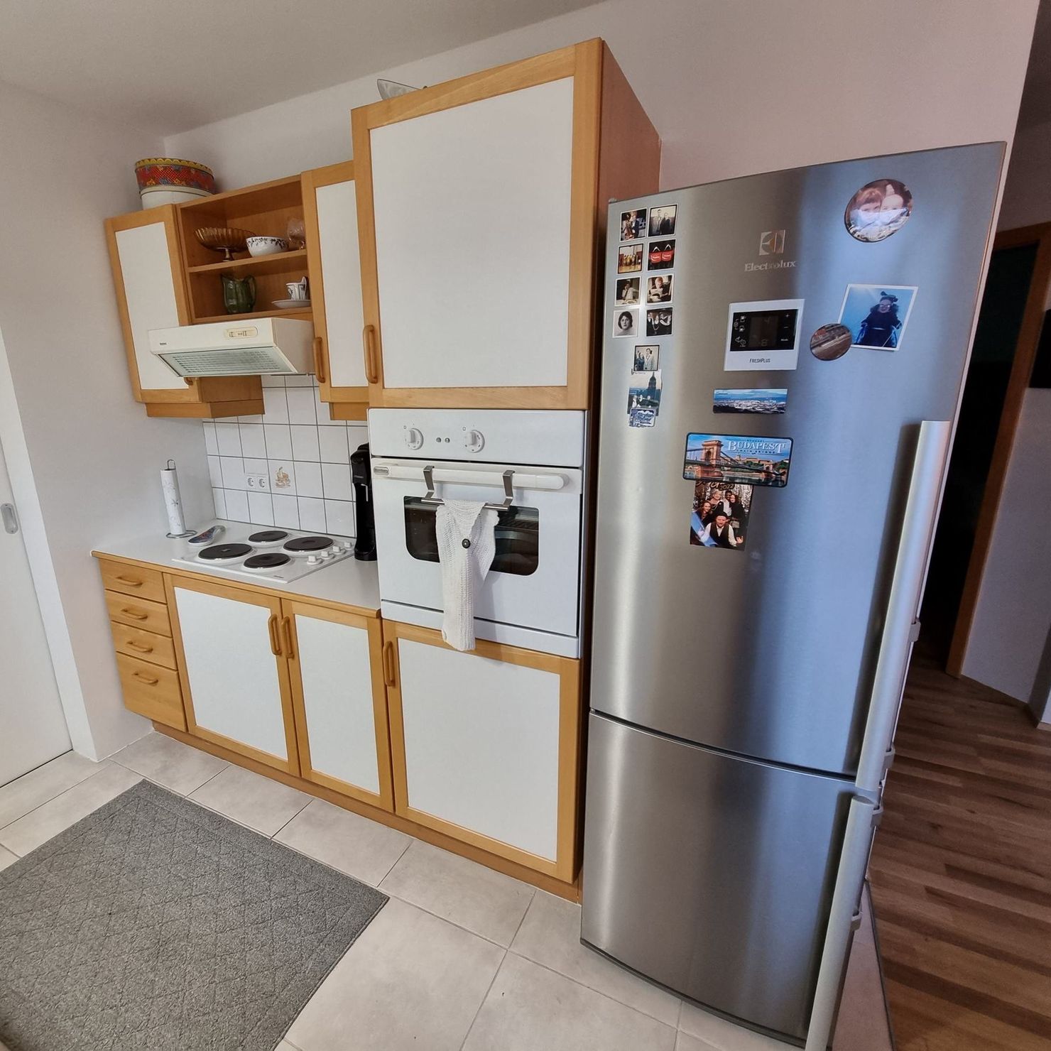 Die Küche mit einem großen Kühlschrank