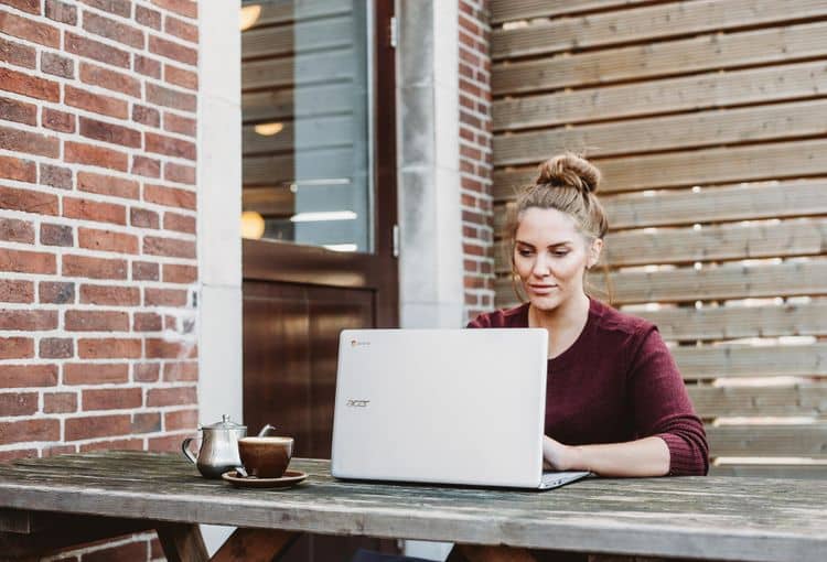Teilnehmerin während einer Live-Online-Einzelschulung Teilnehmerin mit Laptop während einer Live-Online-Einzelschulung