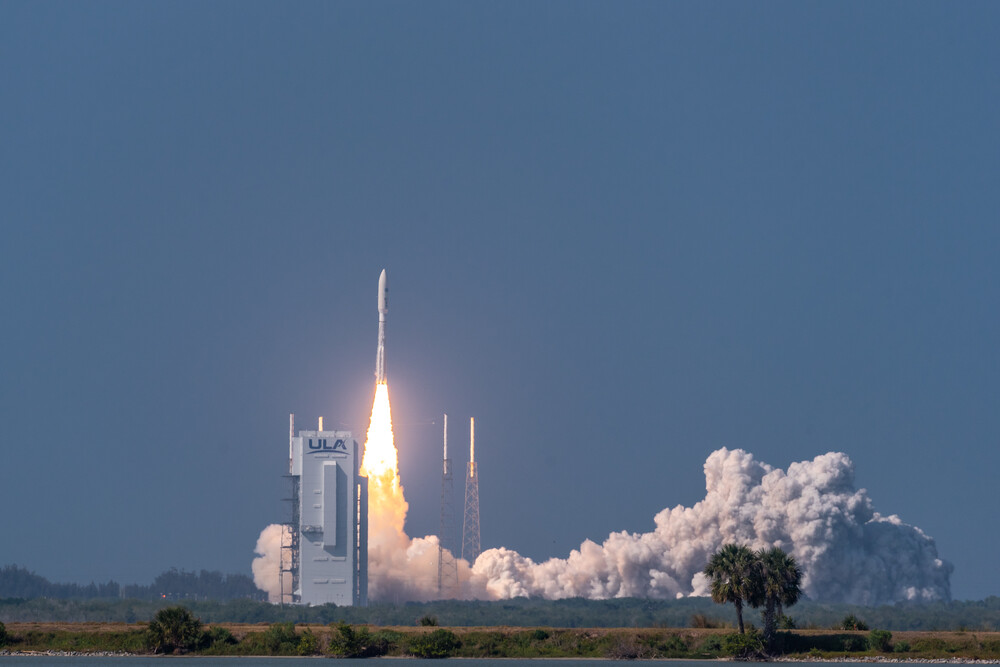 Imaginea 1: Lansarea satelitului AEHF-6 de racheta Atlas V (în configurația 551) de pe rampa SLC-41 de la Cape Canaveral, în prima lansare orbitală pentru Forțele Spațiale Americane. Sursa foto: US Space Force.
