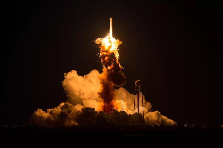 Figure 1: Explozia rachetei Antares-130, la 6 secunde după lansare, datorită unor probleme a pompei motoarelor AJ26-62. Sursa foto: NASA.