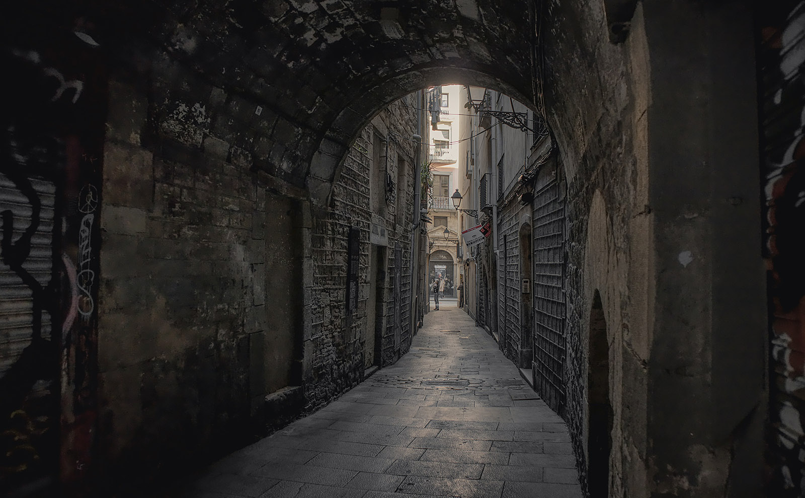 narrow alley in barcelona