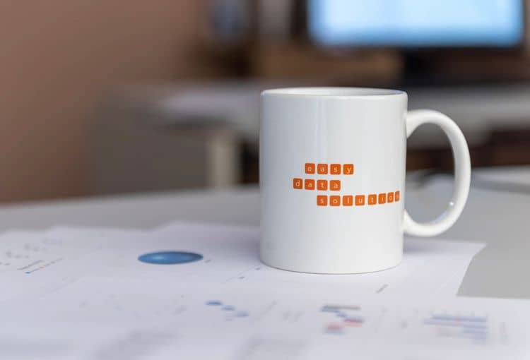 Wir sind Ihr Partner easy data solution Tasse vor Bildschirm