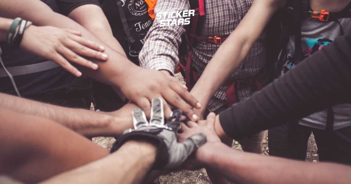 Diverse Menschen halten die Händer übereinander, nach einer erfolgreichen Spendenaktion mit ihrem Verein