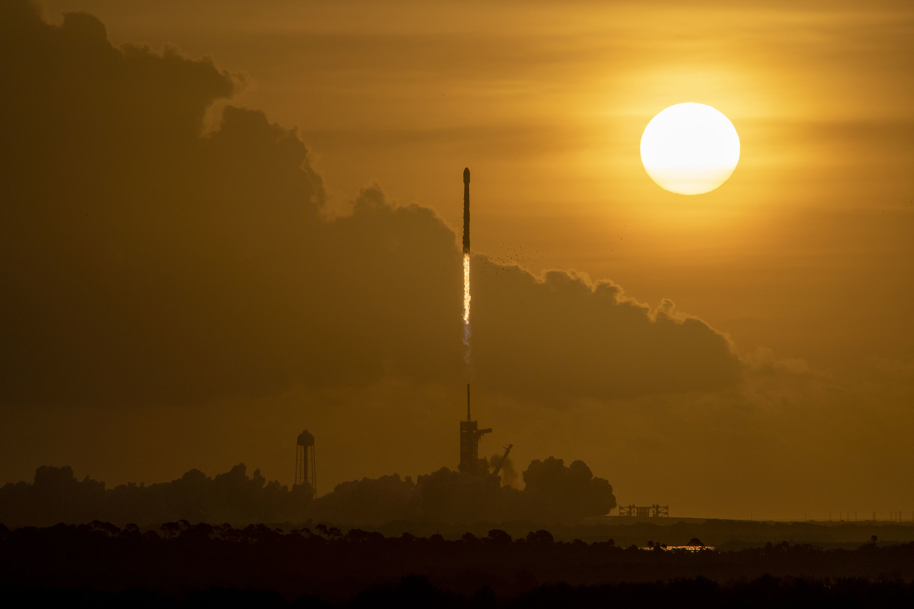 Imaginea 1: Lansarea rachetei Falcon 9 (cu treapta primară B1058 aflată la al treilea zbor) pentru plansarea unui nou lot de sateliți Starlink pe orbită (Sursa foto: SpaceX)