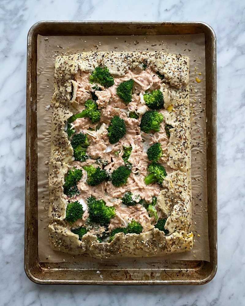 It’s @emcdowell’s reuben pie from #thebookonpie but with broccoli instead of pastrami!! I loved the way the exposed broccoli crisped up in the oven.  Been…
