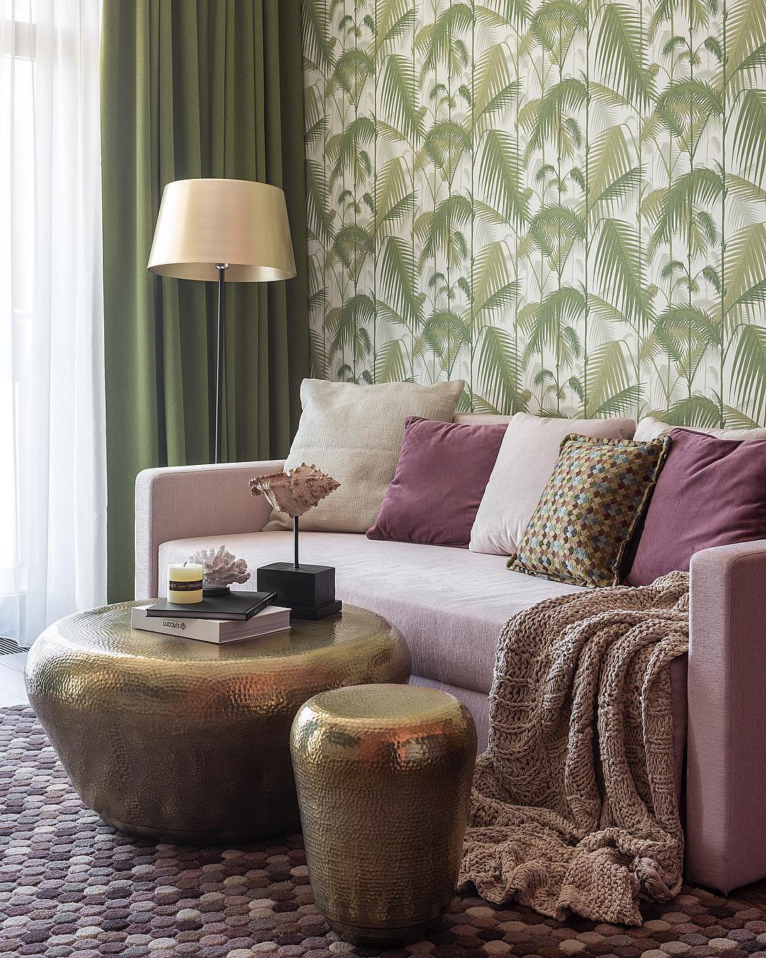 Make Interiors | Уютный уголок в гостиной под пальмами @cole_and_son_wallpapers 🌴☺️ И любимая латунь, с которой интерьер становится таким «теплым»😊 #tropical_holiday65 _______________________________________________________А вы бы сделали себе такие обои?!😍👍🏻 Или все еще за бежевенькие стены??😭😉
