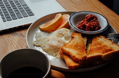 Breakfast with laptop