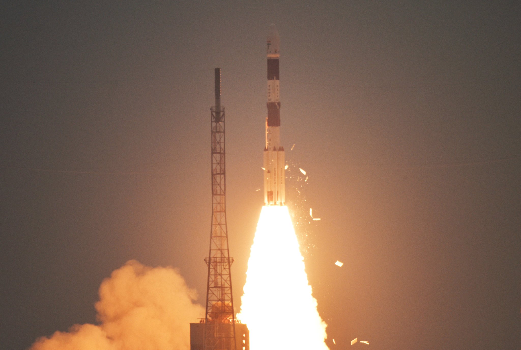 Imaginea 2: Lansarea rachetei indiene PSLV-XL, având la bord satelitul Cartisat-3 și alți 13 nanosateliți ai companiei Planet Labs (Sursă foto: ISRO)