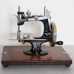 Miniature Toy Sewing Machines - Photo Gallery For Identification