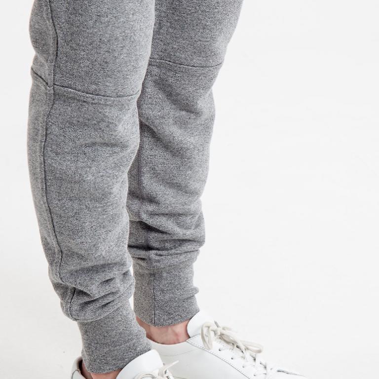 Le sweatpant urbain en mode workwear, streetwear et tailoring