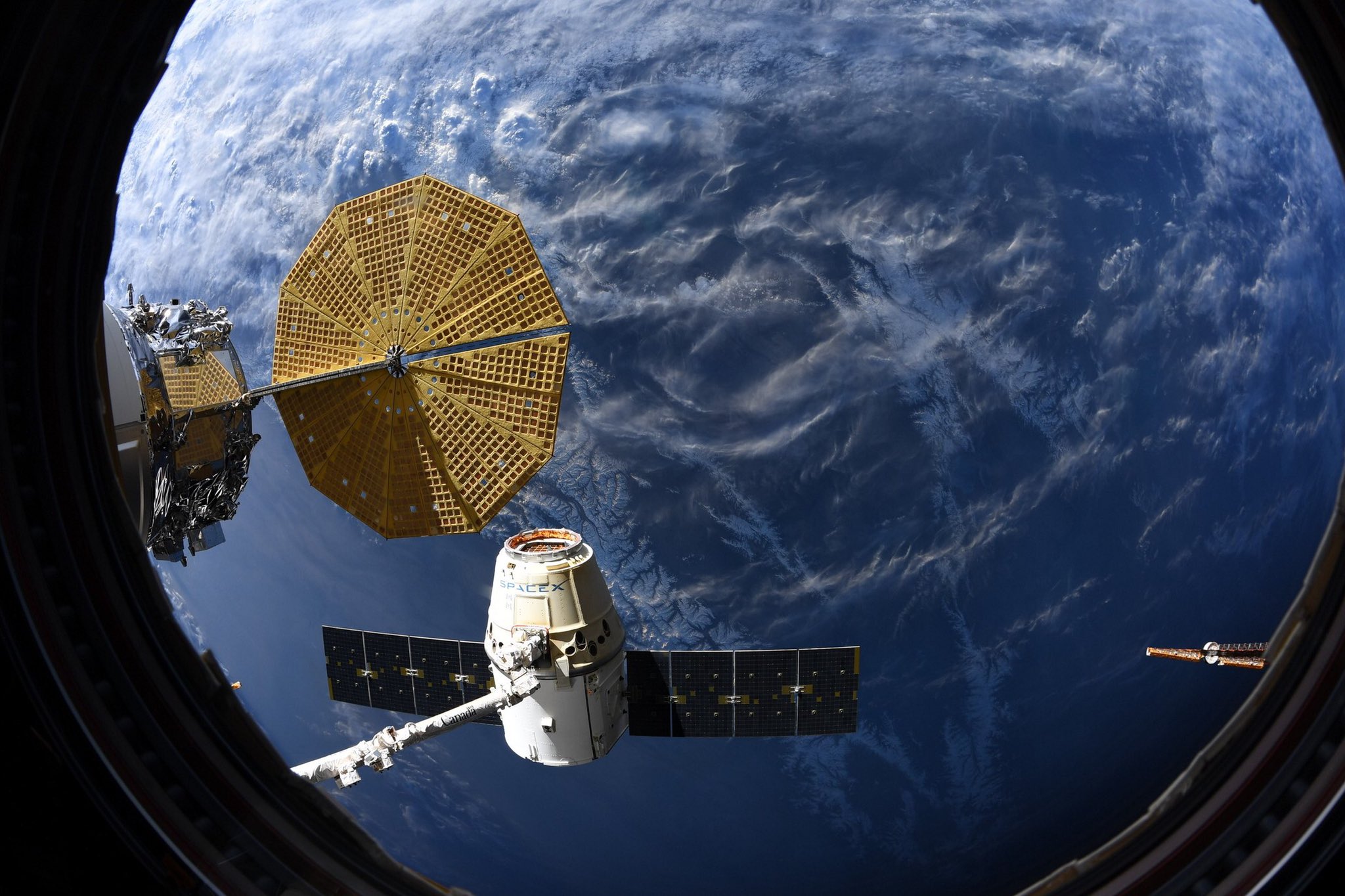 Imaginea 1: Capsula Dragon CRS-20, cu câteva momente înainte de a se desprinde de brațul robotic Canadarm2 al ISS (Sursa foto: Andrew Morgan-NASA)