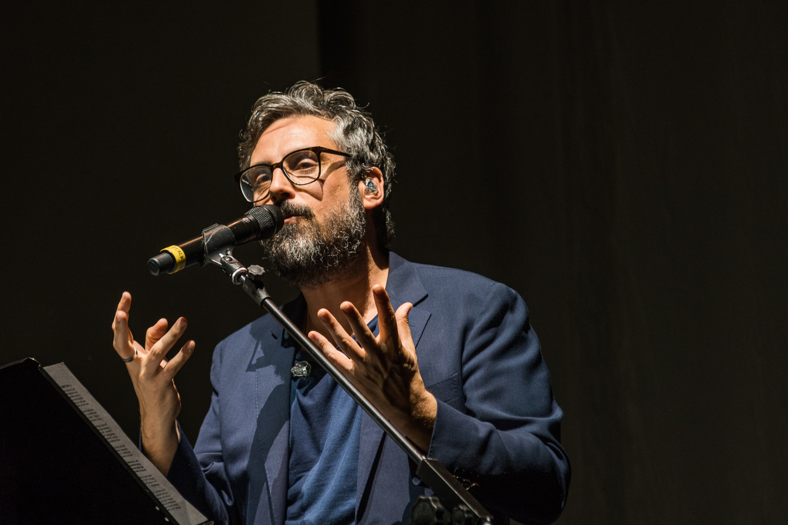 Brunori Sas immortalato nel momento più bello del suo spettacolo all’Ariston, il 27 aprile 2018