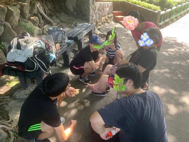 晨跑過後,大家一起坐下吃早餐、聊天。