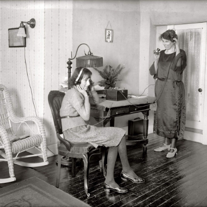 Слушательницы радио в Вашингтоне, около 1922 года. Источник: pinimg.com