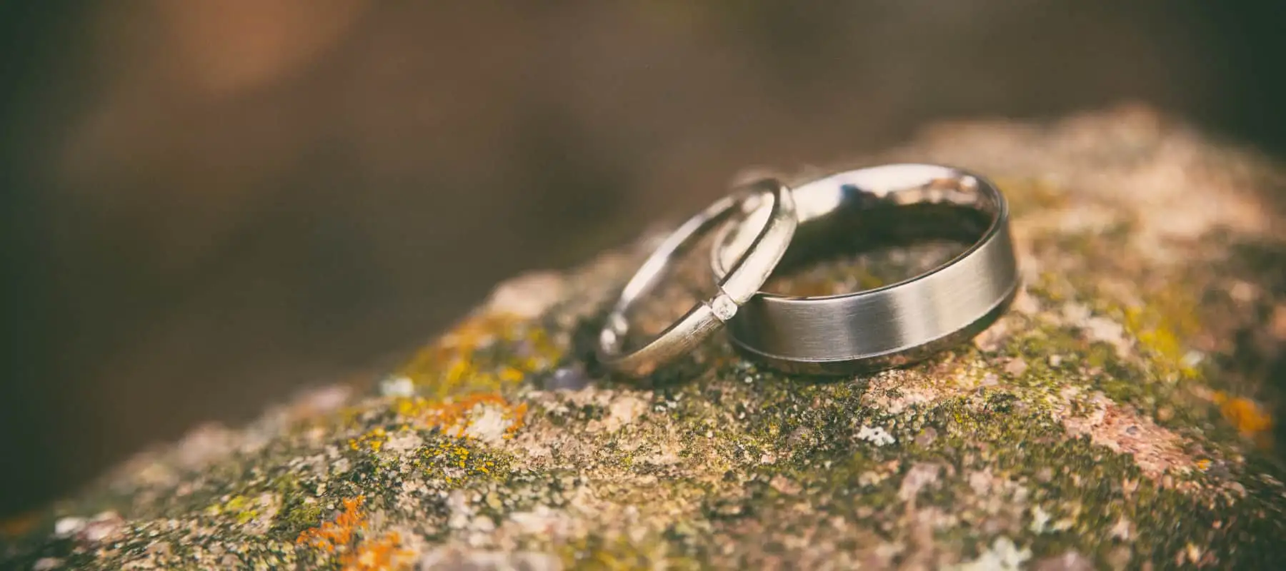 Um par de alianças de casamento sobre uma pedra