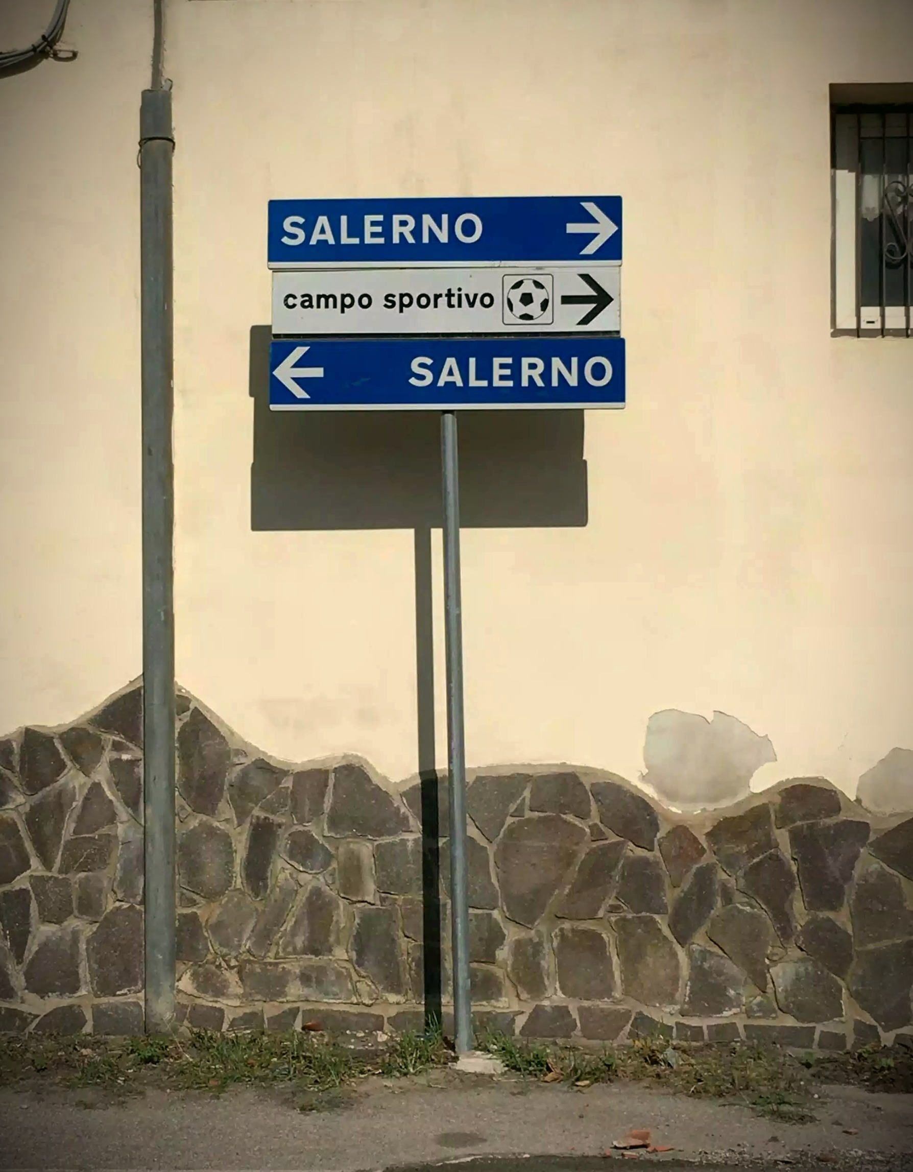 un simpatico cartello che mostra che in qualunque direzione vai, arrivi a Salerno