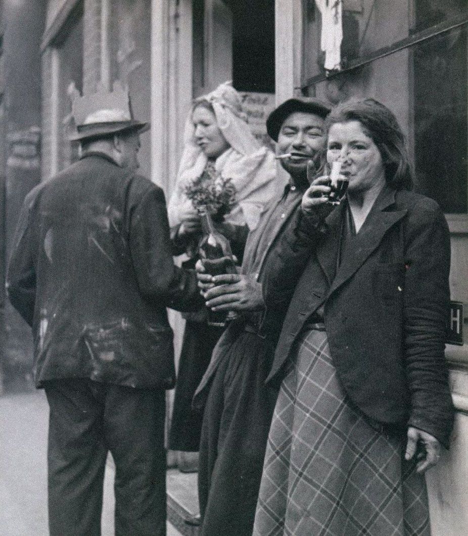 Клошары на улицах Парижа, 1930-1944 годы. Фотограф Робер Дуано. Источник: robert-doisneau.com