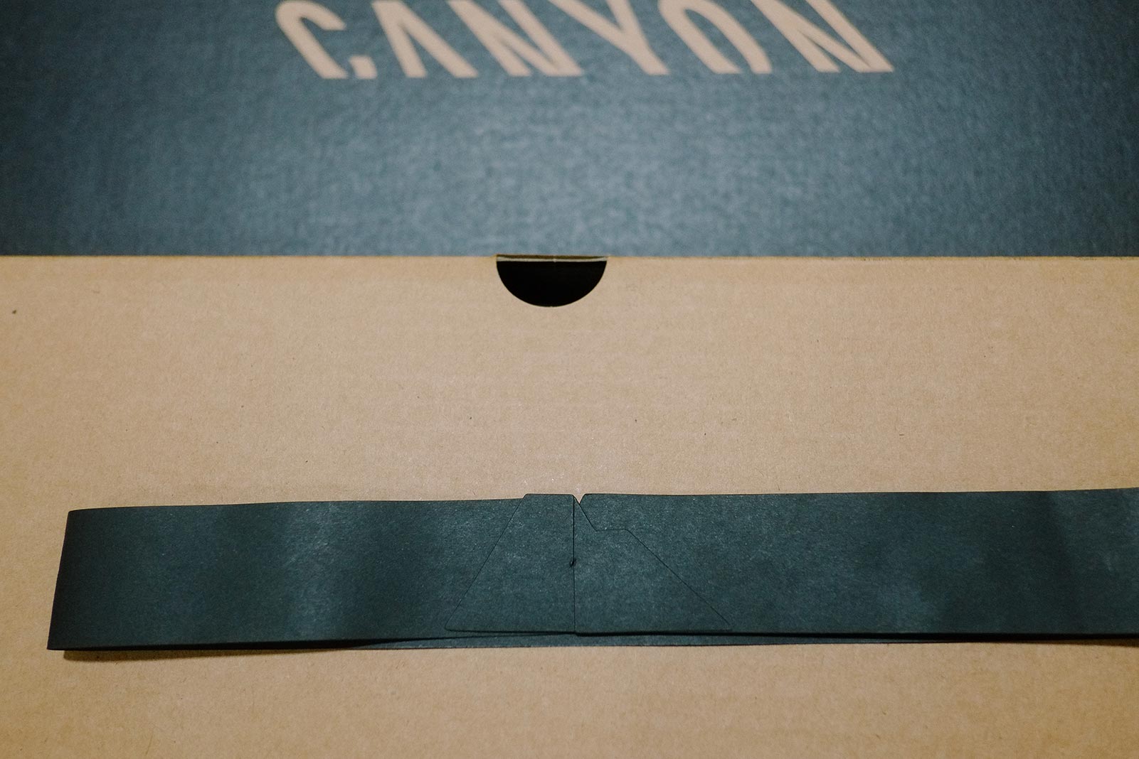 แถบคาดที่มีโลโก้ Canyon