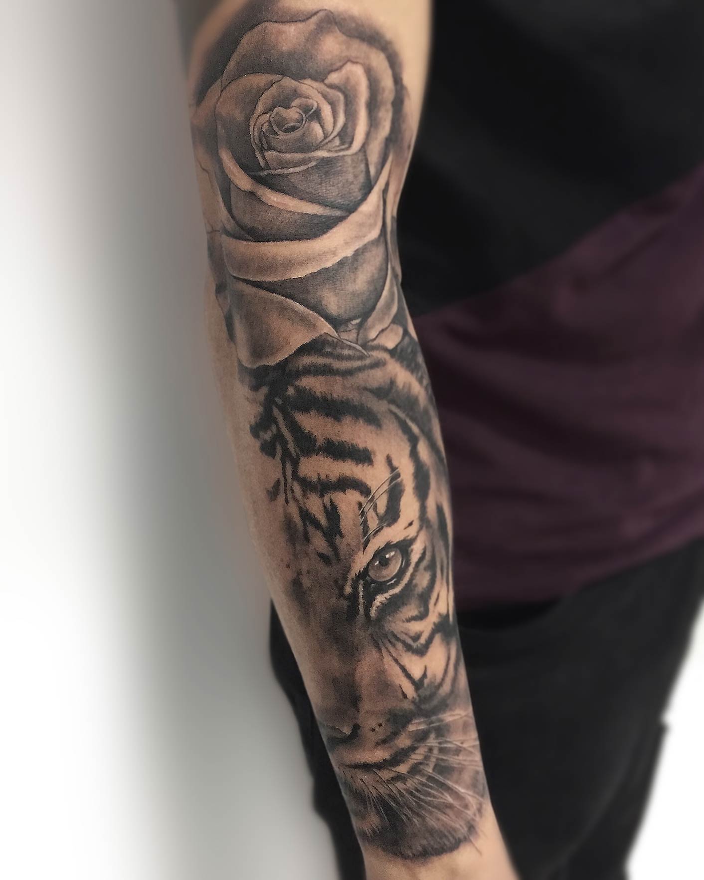 tatuaje tigre y rosa