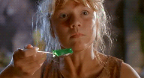 Menina do Jurassic Park com muito medo