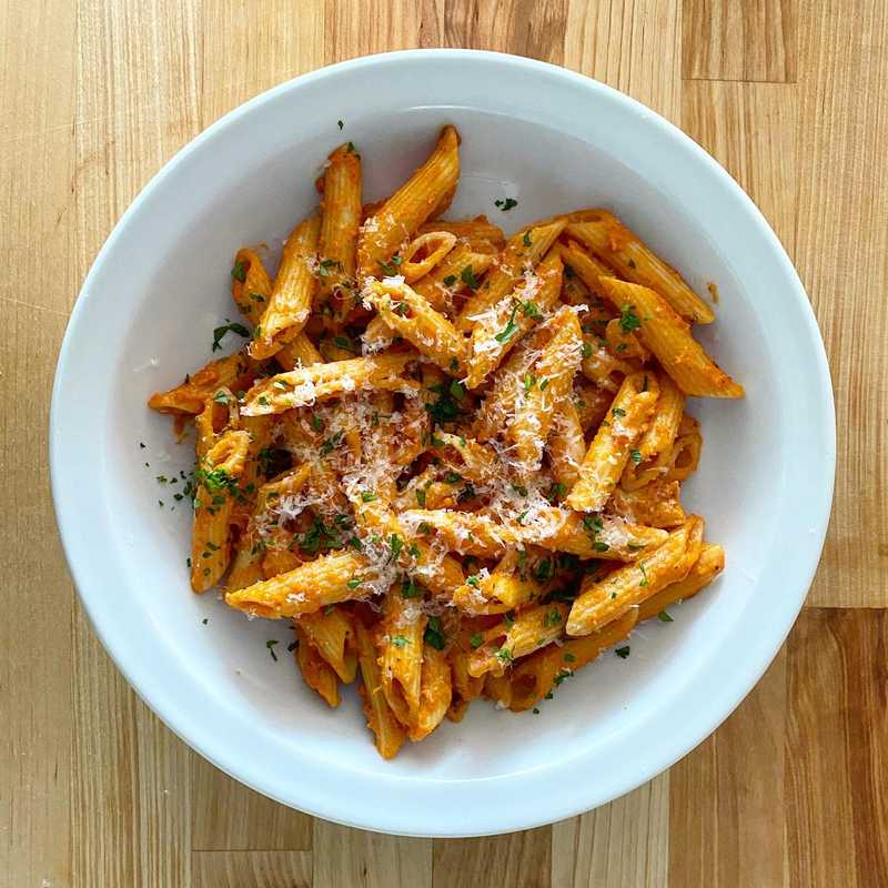 Last night’s penne alla vodka in today’s light. Recipe out of The Food Lab. The gist:
🧅 onion
🧄 garlic
🌶 red pepper flake and oregano
🥫 canned tomatoes…
