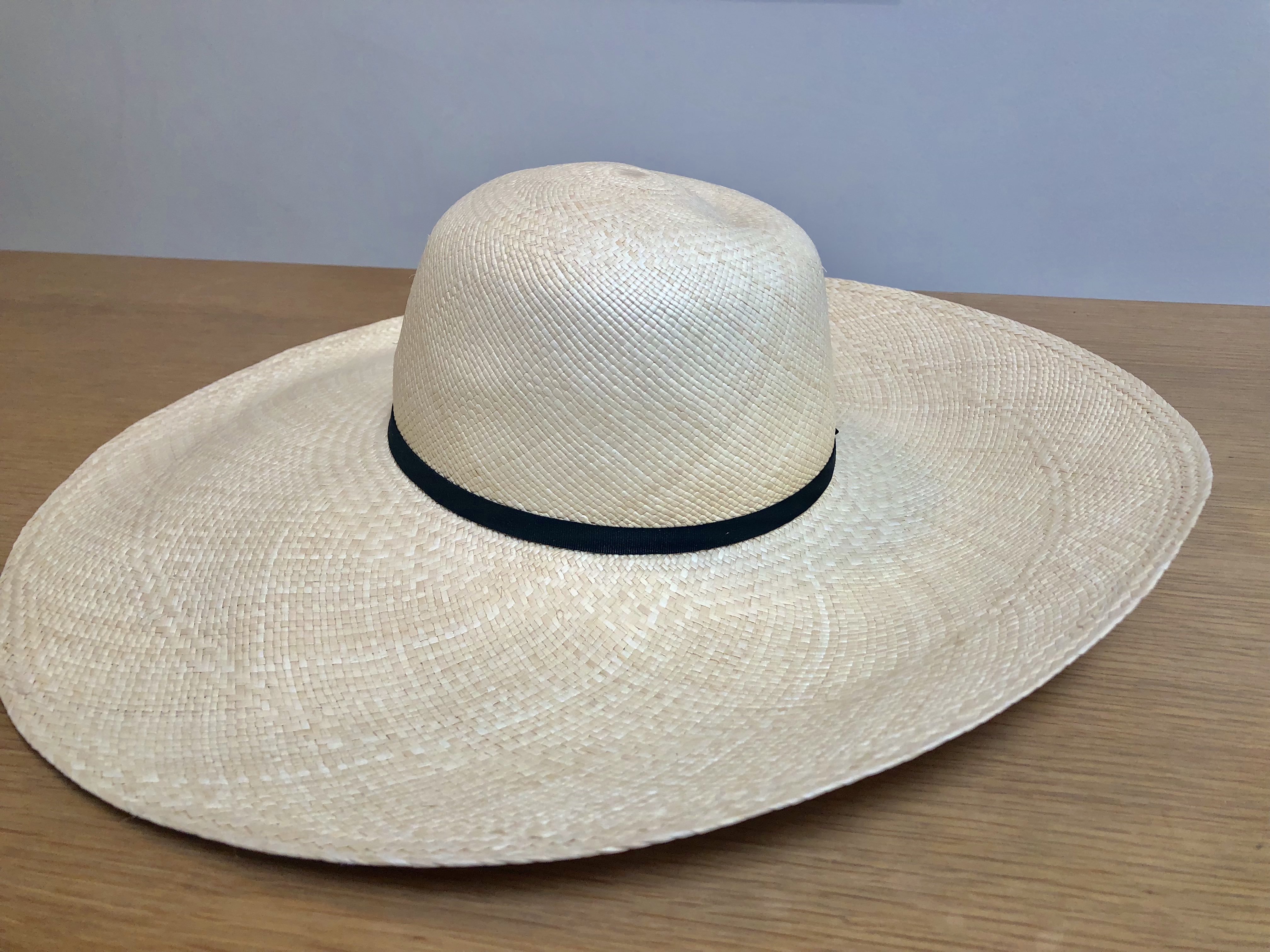 Large brimmed white hat at cuyana