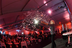 Silvia Gaffurini con le sue magiche bolle luminose