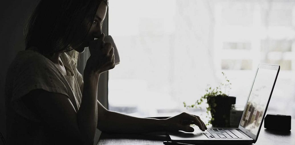 Imagen de una mujer invirtiendo