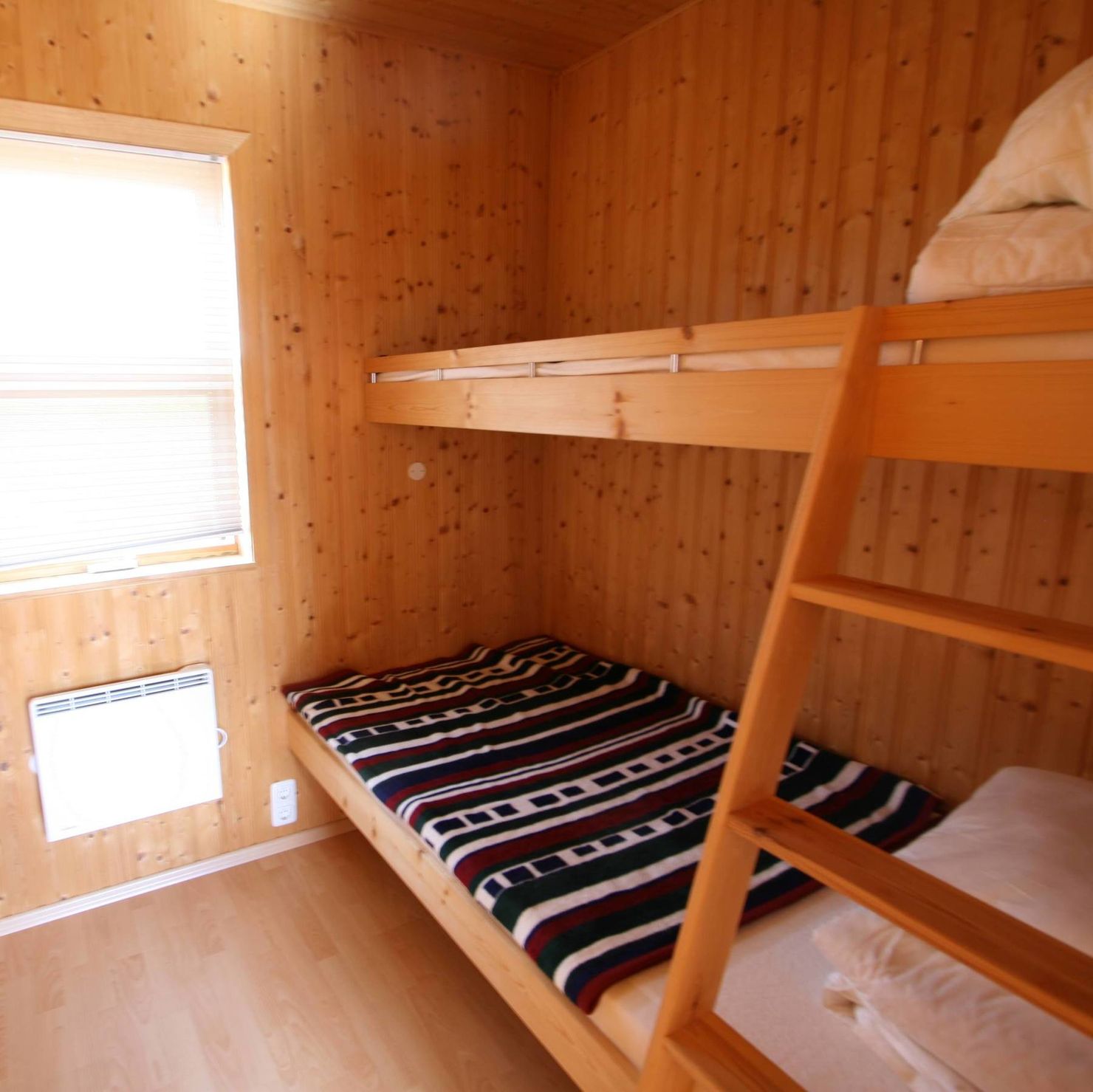 Kleines Schlafzimmer mit Stockbett, perfekt für Kinder