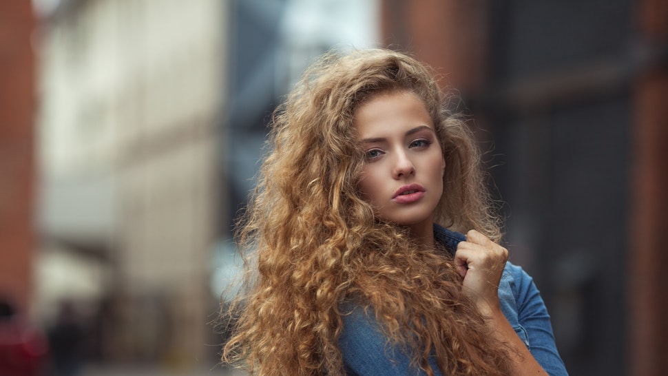 What To Know About Managing Frizzy Curls | CurlyHair.com
