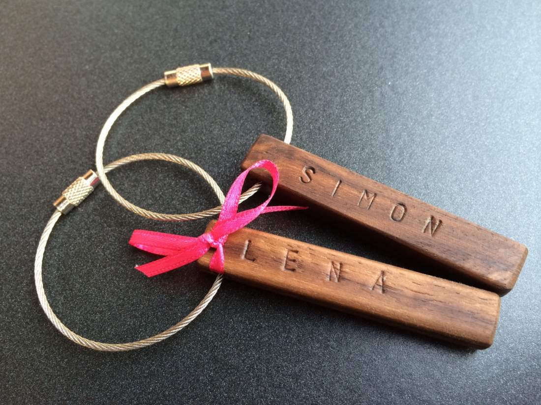 Individueller Schlüsselanhänger aus Holz mit Ihrem Wunschnamen oder Ihrem Wunschtext. Auch ein schönes Geschenk zum Valentinstag.