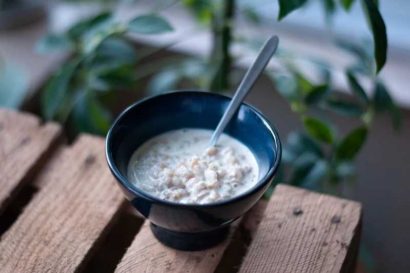 Photo d'un bol d'orge au lait