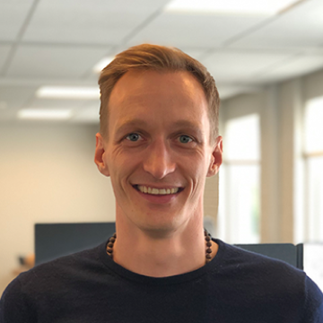 Profile picture of co-founder and advisor, Casper Stendal smiling with sunshine in his back.