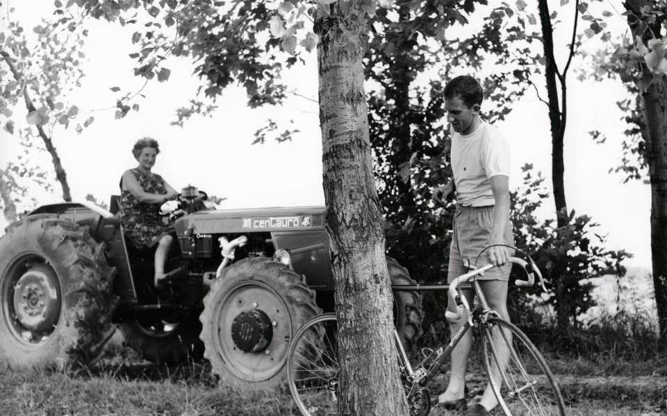 Altes Foto von einer ältere Bäuerin auf dem Centauro-Traktor