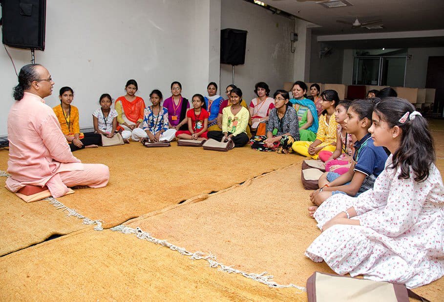 Swami Ishwarananda ji of YSS talking to children