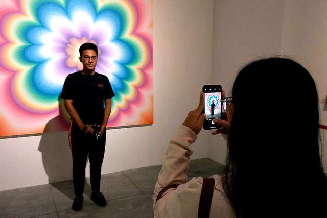 art-as-a-selfie-background photo by Rokma