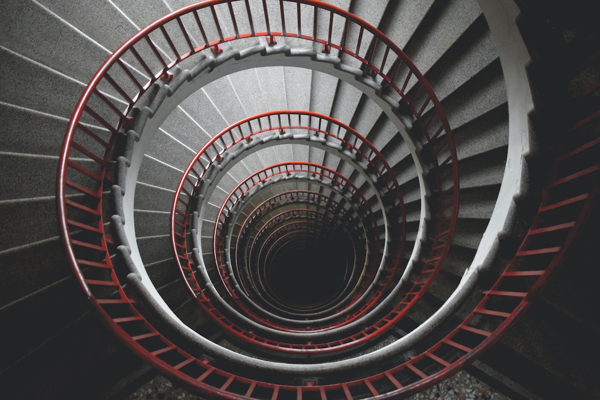 Downwards staircase - Photo from Unsplash