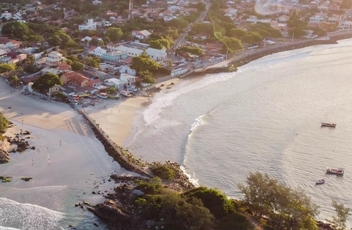 Foto aerea da praia da armação pegando inicio da praia do Matadeiro a esquerda